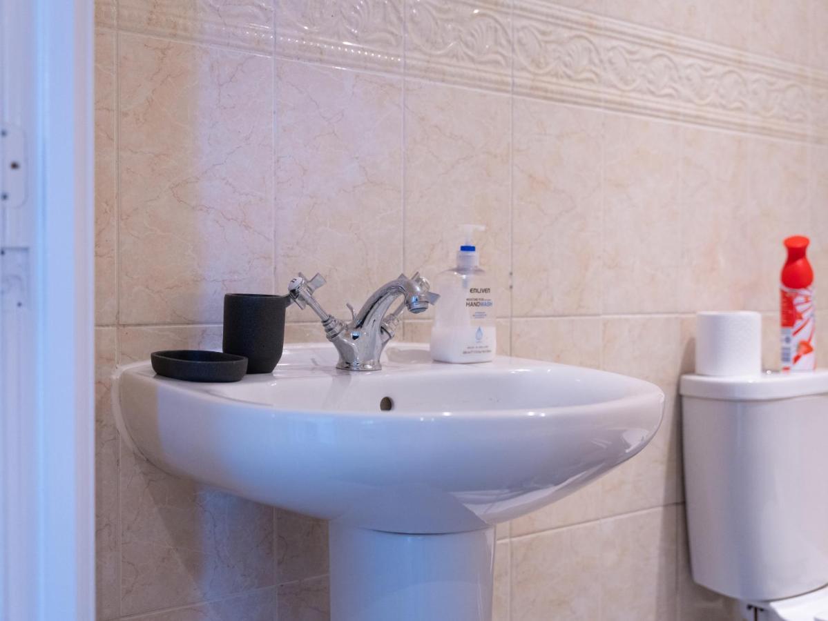 Luxury 2 Bed Apartment - Near Heathrow, Legoland, Windsor Slough Exterior foto